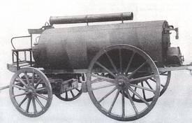 Ausmarschierende Munitionskolonne, ca. 1914. Fra Alte Ansichtskarten. Flyvemaskinen er en "krigsmæssig" tilføjelse, der skulle gøre billedet mere aktuelt.