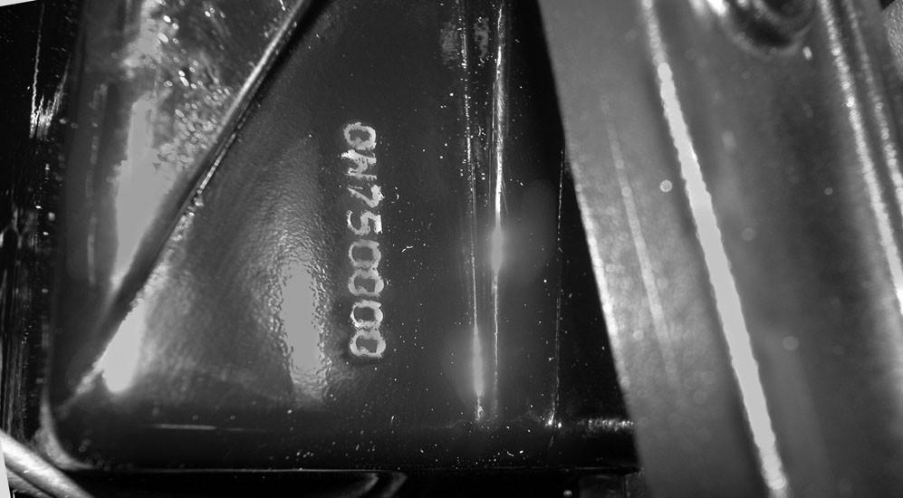 Gimlhus med serienummerprægning - Serienummer på gterspejlssmling Drev udstyret med SeCore SeCore-komponenter og -støninger Mercury MerCruiser SeCore-motorstyringsokse er udstyret med yderligere