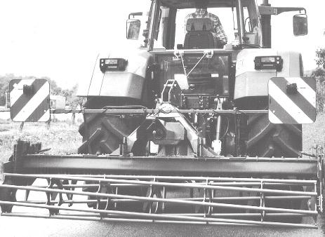 Transportstilling Stil traktor-liftarm sideværts fast Sikre Drill-Lift-ophæng med kæde (3/); luk spærrehane (ved slangens ende).