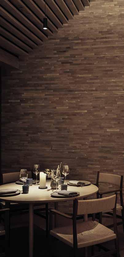 Belysningen er i høj og usædvanligt gennemtænkt grad i dialog med restaurantens mange forskelligartede brugere.