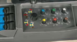 Der er styr på alt med knapperne på det komfortable multijoystick: Bageste lift, styreventiler, fartpilot og hastighedskontrol. Højre krydsgreb styrer 1. og 2. ventil.
