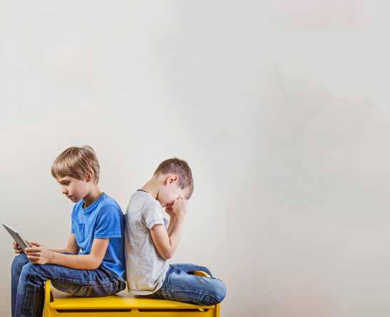 DIT DIGITALE BARN Rådgiver og forfatter Lykke Møller Kristensen giver konkrete råd til forældre om børns færden på nettet og de sociale medier. Baggrundsfoto: colourbox.