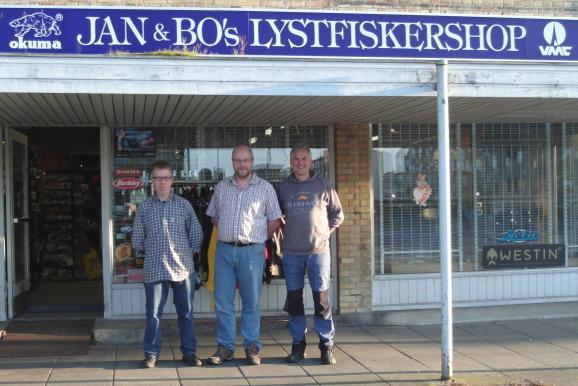 På besøg hos Jan & Bo Lystfiskershop Mandag d. 11. september var vi på aftensbesøg i Roskilde. Jan & Bo har butikker i Roskilde, Odense og Helsingør.