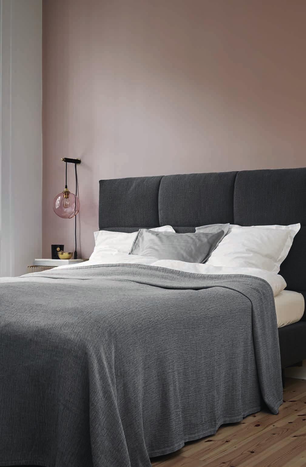 GAVE 16 Simpel elegance Lad roen sænke sig i soveværelset med det tidløse grå sengetæppe fra vores