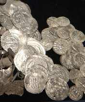 Handel og nye idéer På flere af mønterne kan man se arabiske tegn. Mønterne vidner om vikingernes møde med den arabiske verden. Vikingerne var ikke kun røvere og pirater.