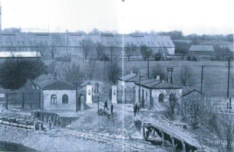 Den gamle værftsbro under nedbrydning, mens den ny dæmning er under opbygning. Fotografi. Rigsarkivet. Fig. 8. Projekt til udvidelse af de to vagtbygninger, 1921. Negativ foto. Spejlvendt.