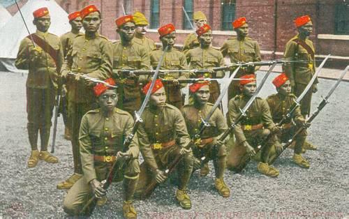 Troops of the British Empire - Dyaks. Fra et postkort udgivet af Max Ettlinger & Co. Ltd., ca. 1906.