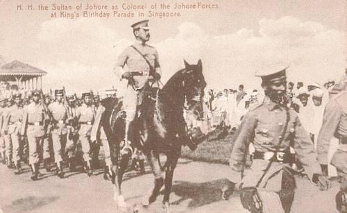 H.H. the Sultan of Johore as Colonel of the Johore Forces at King's Birthday Parade in Singapore. Fra Askar Timbalan Setia (Wikipedia).