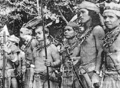 En del af de flygtede blev taget til fange af Sultanen af Johore's hær 9). Og nu til forbindelsen med Borneo.