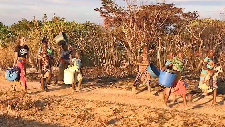 Hvordan er det at vokse op i Malawi, hvor stor er din familie, og hvordan ser dit hus ud? Historien fortælles af fire danske piger, som alle bor i Malawi i 0 uger.