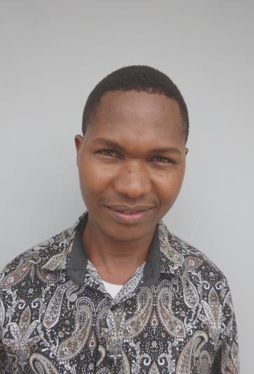 Saston Paul Mwaipopo. Saston er født i Arusha i 1985 som den ældste af 4 børn. Han har to yngre søstre og en lillebror, der alle tre har gået i Primary School.
