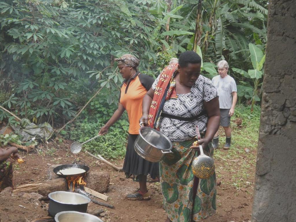 Kvinder forarbejder produkter fra avlen ger med FGM, VSLA og hønsehold.de var meget engagerede i alle tre projekter.
