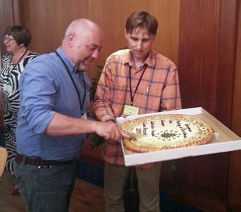 NYHED TWIN FAN 5000 L Som præsident for CTGCE skærer Martin Petersen en særlig kage ud ved sommermødet i Tjekkiet i 2014.