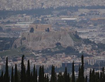 Vi kom til et punkt, hvor der var et meget flot kig ud over Athen, og med kikkert, kunne vi se