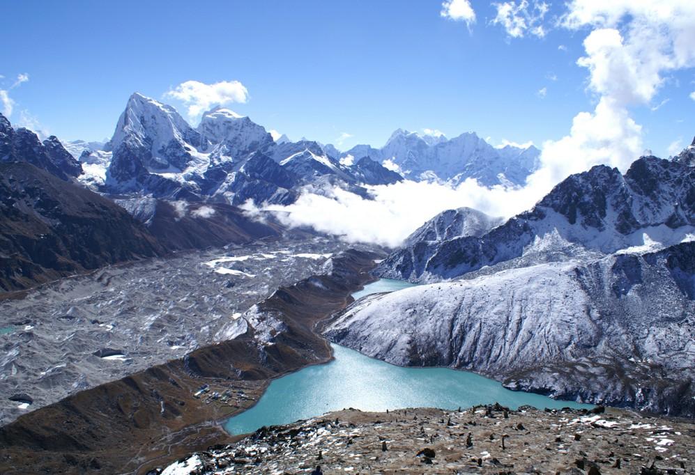 Du skal vandre via den mest interessante, men mindre besøgte Gokyodal, som imponerer med sine glimtende, turkisblå bjergsøer på vores færd mod Everest Base Camp.
