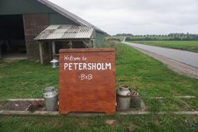 Petersholm er et lille minisamfund et community bestående af ejeren og enkelte faste beboere, samt en række frivillige fra hele verden på kortvarige ophold.