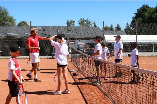 Uge 27 Tennisskole På tennisskolen handler det om at have det sjovt med tennis, få gode oplevelser og nye venner, samtidig med at man lærer rigtig meget.