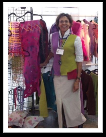 Carolyn siger: Jeg arbejder kun med naturlige fibre som uld og bomuld. Jeg elsker uld. Jeg har arbejdet med kashmir, silke og viskose.