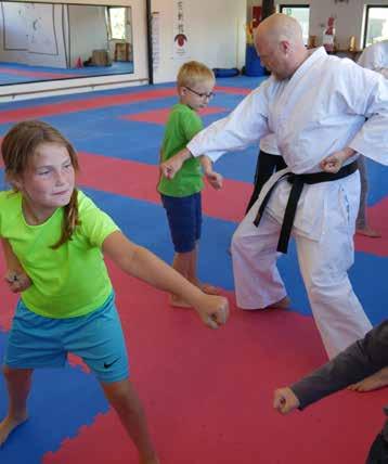 KARATE Kom og bliv udfordret i Herning Karate Klub, hvor der bliver fuld fart på med masser af sjove øvelser, og hvor du lærer at sparke og slå uden at slås.