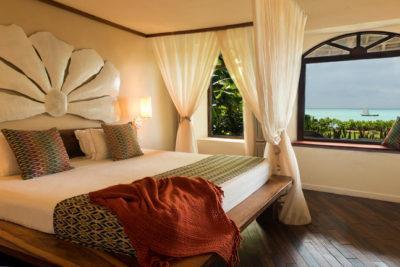 tropiske luft. Hotellet har 40 individuelle suiter og 8 villaer med udsigt over den frodige tropiske have eller det turkisblå hav.