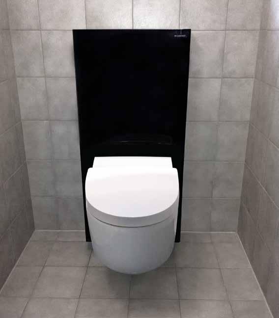 FØR: Almindeligt toilet, væghængt EFTER: Frisk udseende, takket være Geberit AquaClean Mera, væghængt med designpanel FLEKSIBEL LØSNING OGSÅ FOR LEJERE GEBERIT AQUACLEAN DESIGNPANEL FØR EFTER Er