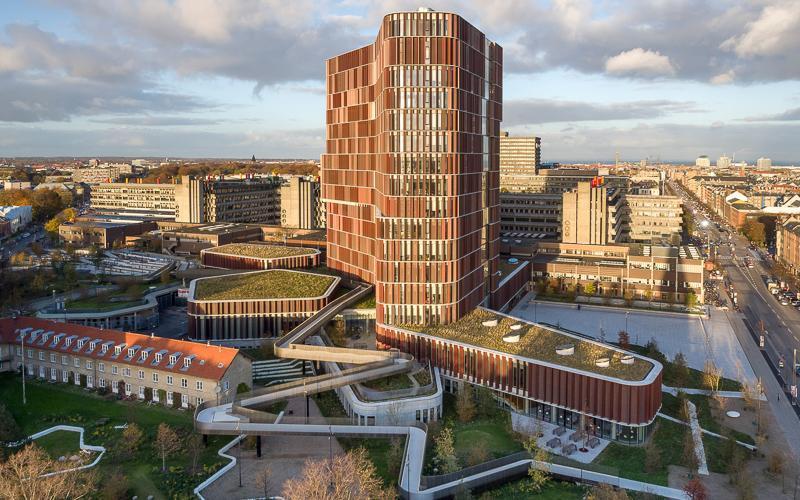 Mærsk Tårnet Det 75 meter høje Mærsk Tårn er et nyt forskningskompleks i København og samtidigt et nyt mødested på Nørrebro. Mærsk Tårnet er en udvidelse af Københavns Sundhedsvidenskabelige Fakultet.