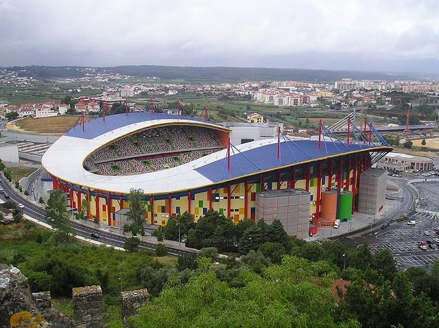Eksempler Estádio Dr. Magalhães Pessoa Event: EM i fodbold 2004 i Portugal Kapacitet: 23.