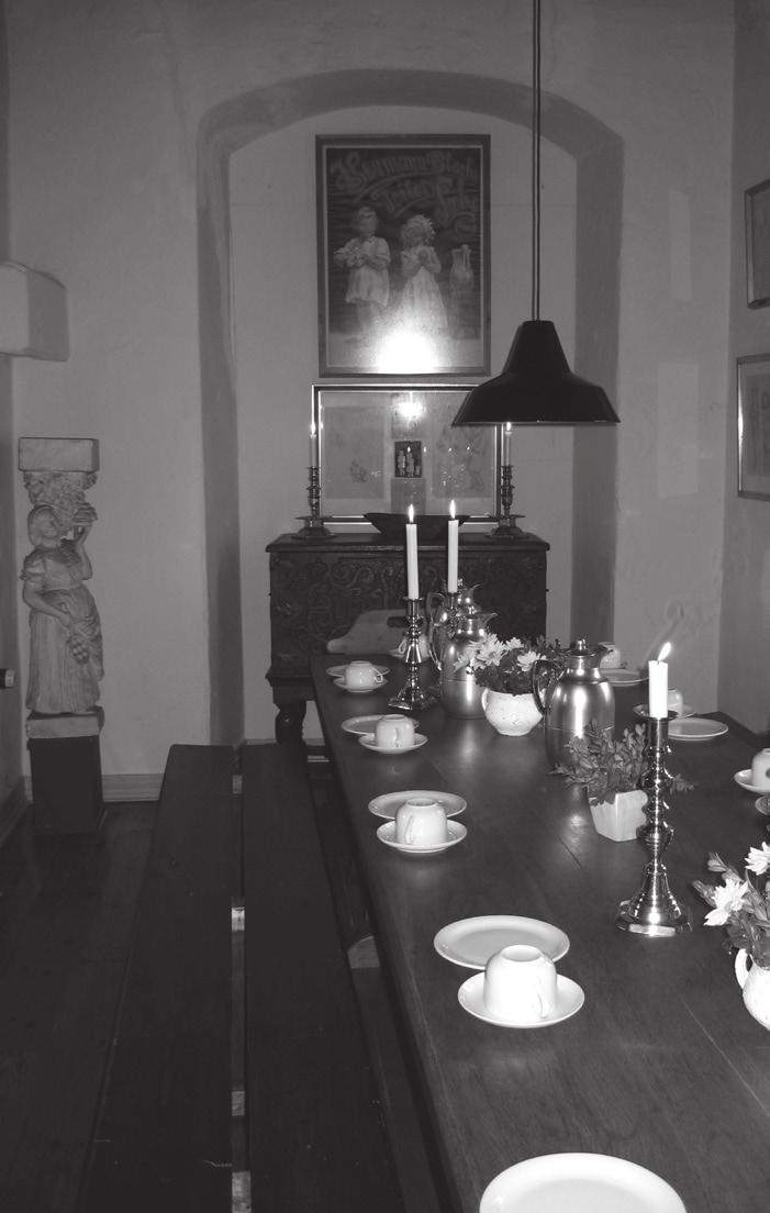 »Den tykke kokkepige«indgår som en del af en søjle i det franske landkøkken i kælderen i Willumsens ateliervilla på Strandagervej 28 i Hellerups Ryvangskvarter. Søjlen er udhugget i klæbersten.