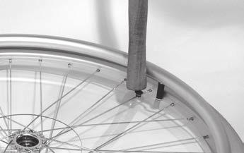 Utilisation Ajuster le voile radial L ajustement du voile radial de 1 mm max. requiert un équipement et un savoir-faire spéciaux. Faites eectuer l ajustement dans un atelier de réparation de vélos. 7.