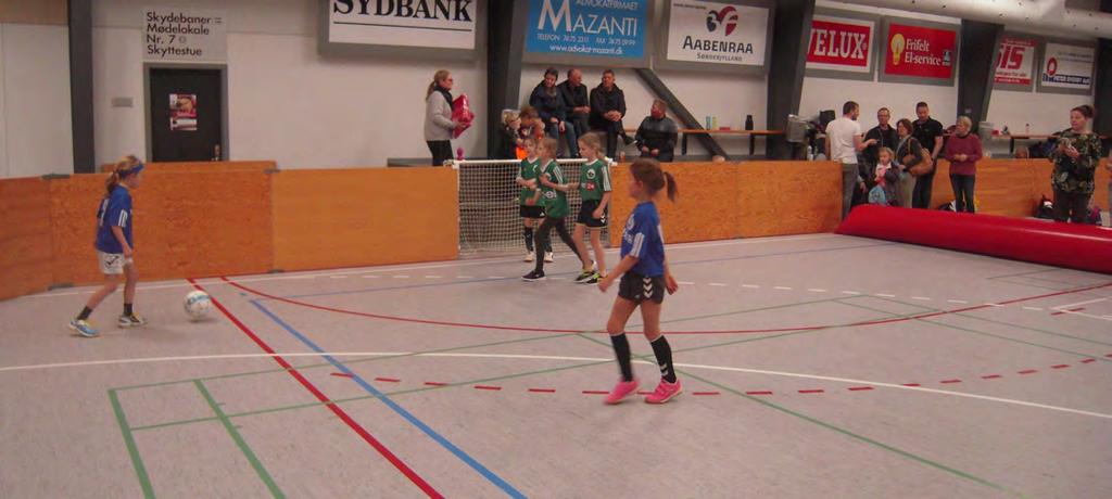 Af Kurt B. Frederiksen. JBU region 4 havde indbudt til begynderstævne i fodbold for piger i Skærbæk, og her deltog AUI med ikke mindre end 5 hold.
