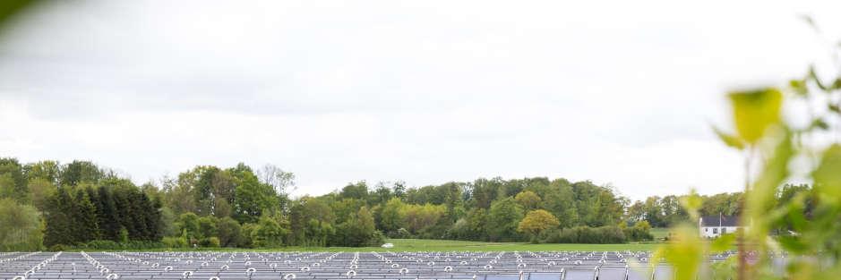 I 2013 etablerede vi solvarmeanlægget, som er placeret for enden af Ravnhavevej.