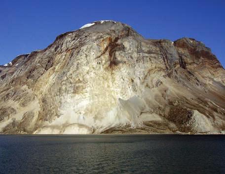 Mineindustrien i Grønland Bly & zink Geologer havde i lang tid vidst, at der var bly, zink og sølv i fjeldet overfor den gamle marmormine Maarmorilik.