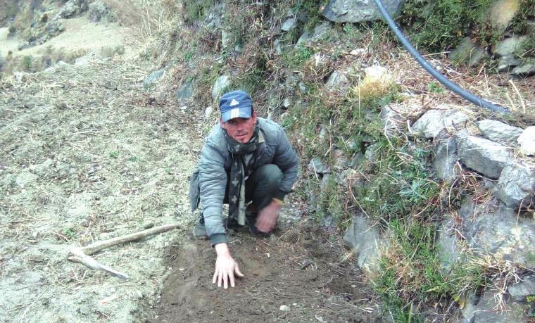 TEMA: TIL KAMP MOD KLIMASULT Af Line Højland, kommunikationsmedarbejder Klimatilpasning i Nepals bjergegne I det vestlige Nepal kan befolkningen tydeligt mærke klimaændringerne.