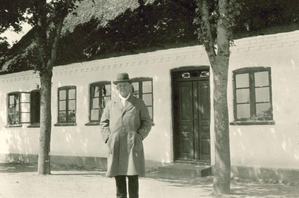 Carl Nielsens Barndomshjem 06 Carl Nielsen ved barndomshjemmet, 1927 I marts 1878 flyttede Carl og familien fra fødestedet Sortelung i udkanten af landsbyen Nr.