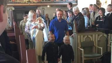 april blev også en festlig dåbsgudstjeneste, da både Hanne og Nicolai Noppenaus søn Martin og Rasmus Bunk og Kamilla Svane Bechs Gry blev døbt.