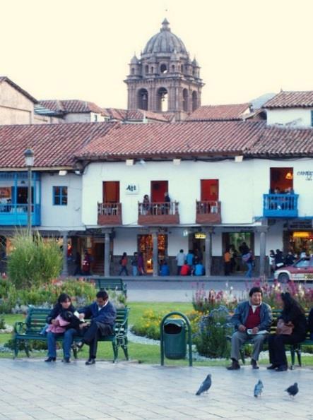 Cuzco Perus største turistby Cuzco ligger 3310 meter over havet i vidunderlige omgivelser.