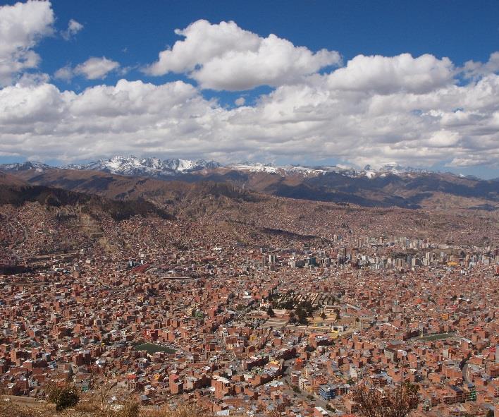 La Paz La Paz ligger mellem 3.200-4.000 meter over havets overflade i en 500 meter dyb dal. Knejsende over byen troner den 6.500 meter høje snedækkede vulkan Illimani.