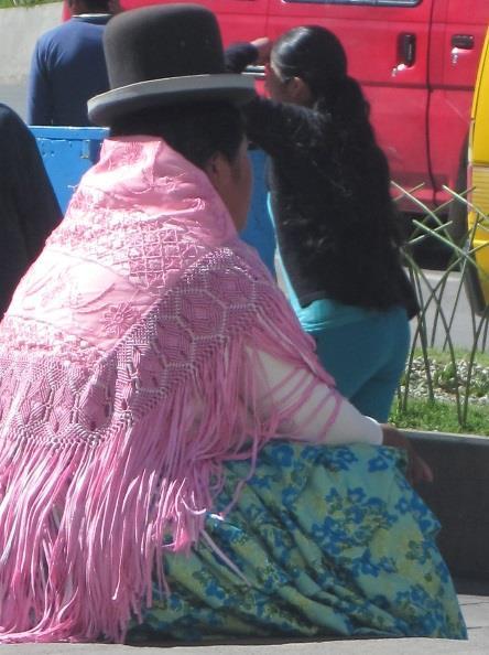 Når solen er stået op, er de aymara-talende sælgere på plads til dagens handel med alt fra grøntsager, frugt, tøj, husholdningssager, dampende varm kaffe til hele grise.