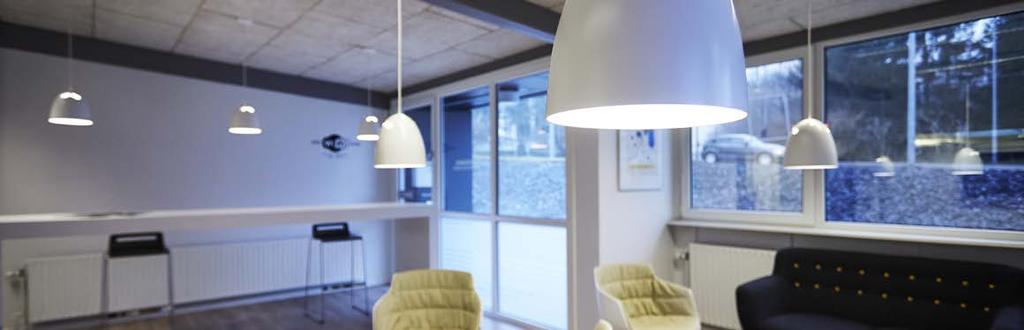 DK Ved en gennemgående renovering af Bilhuset Houlberg og Wittrup a/s i Randers, er kundernes venterum blevet indrettet i en elegant moderne nordisk stil, og til belysningen er valgt Darø Bell+ 20 i