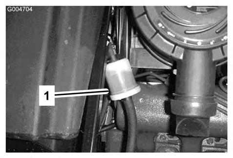 Vedligeholdelse af elektrisk system Aktivering, opladning og tilslutning af batteriet 1. Brændstoffor lter Figur 51 3. Skub slangeklemmerne over på brændstofslangernes ender.