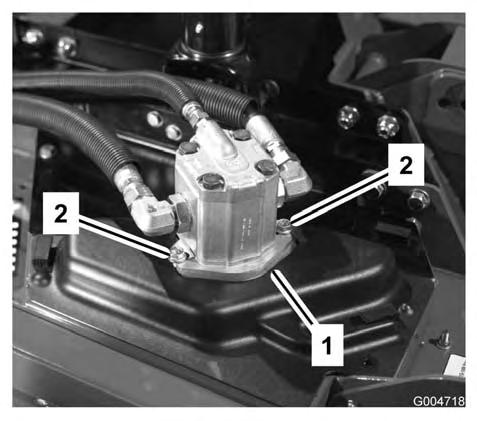4. Fjern boltene, der fastholder hydraulikmotoren på klippeenheden (Figur 65). Løft motoren af klippeenheden, og læg den oven på enheden.