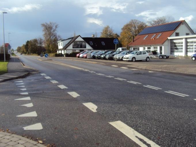 Beskrivelse af kryds: Krydset Brandlundvej / Søndervænget er et T kryds, hvor Landlyst ligger som overkørsel til krydset. Vest for krydset er der etableret et mindre helleanlæg.