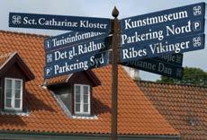 dk eller i turistbrochuren, VisitRibe, der fås på VisitRibe, Torvet 3, 6760 Ribe, Tlf. 75 42 15 00, www.visitribe.