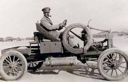 Kaptajn Claud H. Williams og en Ford Model T. Fra Kilde 12. De operationer, der endeligt bragte en ende på Senussi Opstanden, er omtalt i Om engelske panservognsenheder i Ægypten, 1915-1917.