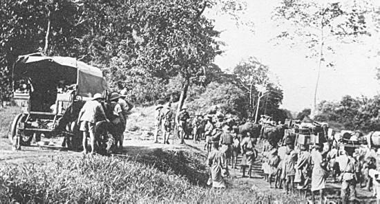 Ford truck and carriers on the march from Kisaki to the Rafiji River, East Africa, January, 1917 1). I oktober 1915 tilgår der ekspeditionskorpset et motoriseret transportkompagni - No.
