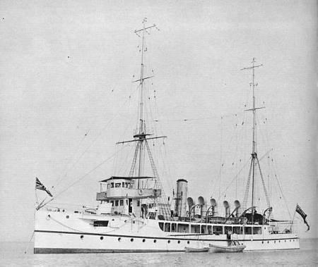 Kanonbåden HMS BRAMBLE, søsterskib til HMS DWARF. Fra HMS DWARF (Clydebuilt Warships). Ved krigens begyndelse var kanonbåden HMS DWARF (kommandør F.E.K. Strong) det eneste engelske flådefartøj i Vestafrika og var da på værft i Freetown, Sierra Leone.