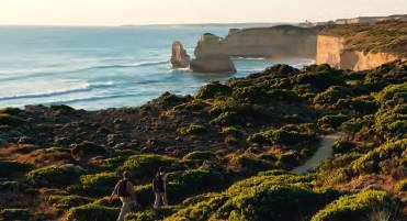 62 Australien - Victoria Great Ocean Road og andre nationalparker Great Ocean Road byder på en af verdens mest imponerende køreture. Oplev de 12 apostle, surferstrande og vandfald.