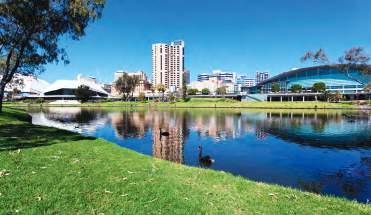 66 Australien - South Australia Adelaide Adelaide er en charmerende by omgivet af grønne parker, der ligger udsøgt placeret mellem bjergene og havet. Her arrangeres flere festivaler i verdensklasse.