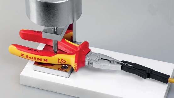 KNIPEX-værktøj, der bærer specialtegnet er godkendt til arbejde ved strømstyrker på op til 1000 V vekselstrøm. Garanteret - testet enkeltvis Alt isoleret værktøj gennemgår en gennemslagstest med 10.