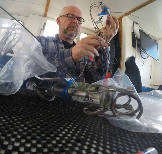 8 FERNANDO UGARTE, PINNGORTITALERIFFIK Tekniker Mikkel Villum Jensen fra Aarhus Universitet er i gang med at forberede satellitsenderen, så den sikkert kan monteres på en narhval.